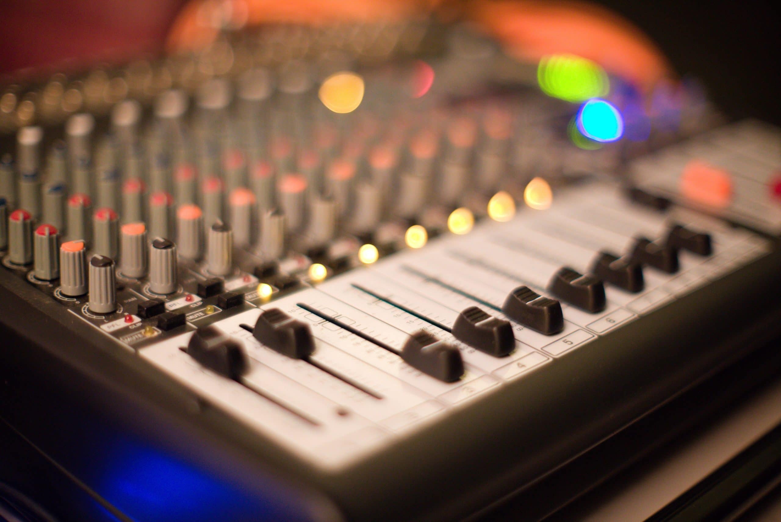 microphone sur la table de mixage de la carte son de la console 17526540  Photo de stock chez Vecteezy