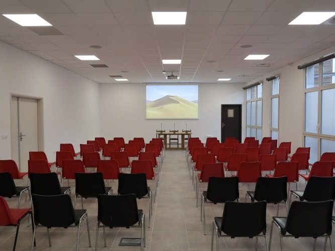 You are currently viewing Un système audio-vidéo complet pour la salle de conférences de la Maison Saint-Ignace à Marseille