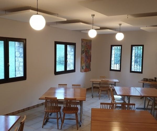 Des îlots acoustiques pour le réfectoire de l’abbaye Sainte-Lioba à Simiane-Collongue